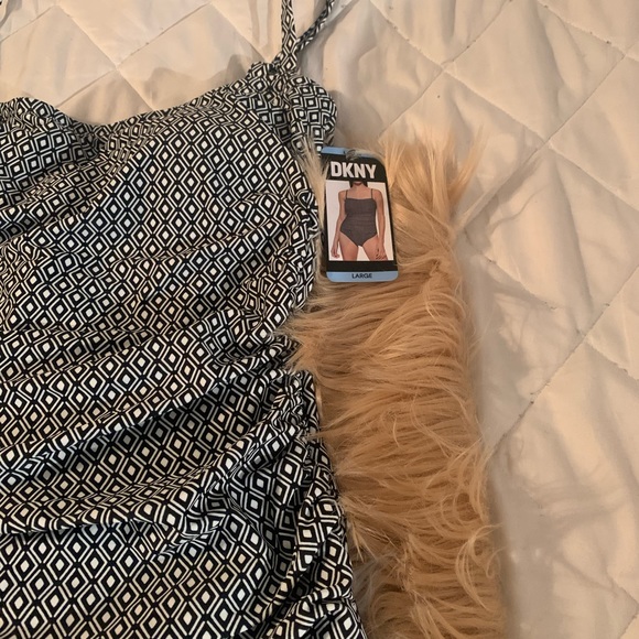 DKNY BLACK AND WHITE BATHING SUIT. - Picture 3 of 8